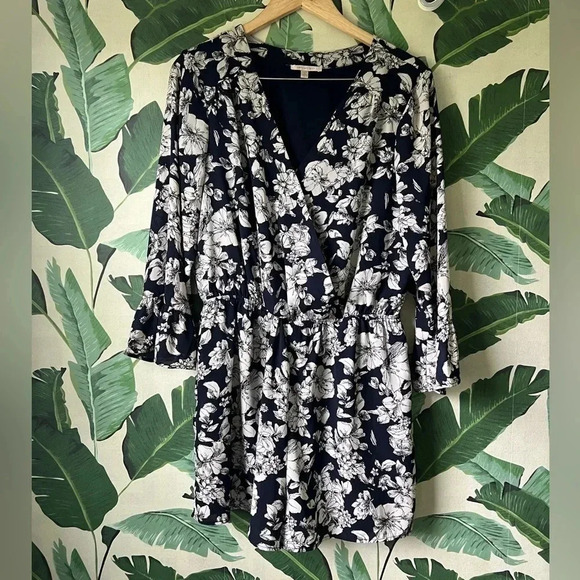 Skies are Blue Navy Floral 3/4 Sleeve Romper Size L - Picture 1 of 7